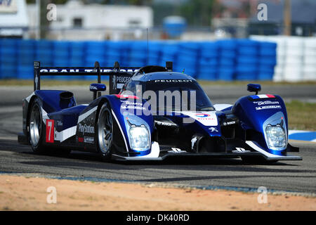 Mar 16, 2011 - Sebring, Florida, Stati Uniti - Il pilota Peugeot Alexander Wurz, dell'Austria, unità 908 durante il test per la 12 Ore di Sebring (credito Immagine: © Rainier Ehrhardt/ZUMApress.com) Foto Stock