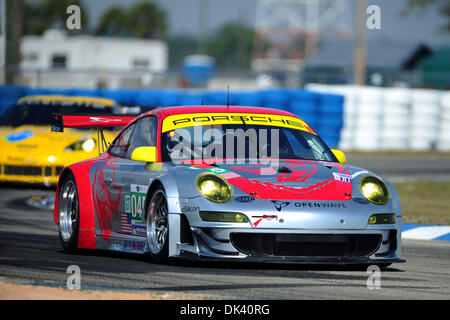 Mar 16, 2011 - Sebring, Florida, Stati Uniti - Porsche Flying Lizard pilota Marc Lieb rigidi durante il test per la 12 Ore di Sebring (credito Immagine: © Rainier Ehrhardt/ZUMApress.com) Foto Stock