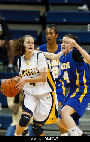 Mar 16, 2011 - Toledo, Ohio, Stati Uniti - Toledo guard Naama Shafir (#4) cerca di passare la palla a un compagno di squadra aperto pur essendo strettamente difeso dalla guardia di Delaware Meghan McLean (#4) durante il primo semestre di azione di gioco. Il Toledo Rockets, della Conferenza Mid-American, sconfitto il Delaware Blue galline, del Colonial Athletic Association, 58-55 nel primo round di gioco il 2011 Donna Nat Foto Stock