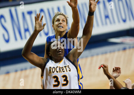 Mar 16, 2011 - Toledo, Ohio, Stati Uniti - centro di Toledo Yolanda Richardson (#33) e Delaware avanti Elena delle donne (#11) battaglia per un rimbalzo durante la seconda metà di azione di gioco. Il Toledo Rockets, della Conferenza Mid-American, sconfitto il Delaware Blue galline, del Colonial Athletic Association, 58-55 nel primo round di gioco il 2011 donne nazionale del torneo Invitational bein Foto Stock