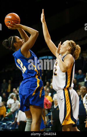 Mar 16, 2011 - Toledo, Ohio, Stati Uniti - Delaware avanti Danielle Parker (#12) spara su Toledo avanti Melissa Goodall (#32) durante la prima metà di azione di gioco. Il Toledo Rockets, della Conferenza Mid-American, sconfitto il Delaware Blue galline, del Colonial Athletic Association, 58-55 nel primo round di gioco il 2011 donne nazionale del torneo Invitational suonata in Savage Foto Stock