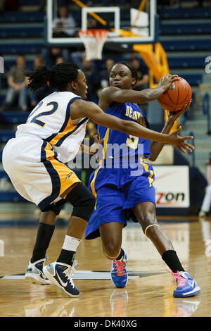 Mar 16, 2011 - Toledo, Ohio, Stati Uniti - Delaware guard Vanessa Kabongo (#5) cerca un compagno di squadra aperto pur essendo strettamente difeso da Toledo guard Andola Dortch (#22) durante la prima metà di azione di gioco. Il Toledo Rockets, della Conferenza Mid-American, sconfitto il Delaware Blue galline, del Colonial Athletic Association, 58-55 nel primo round di gioco il 2011 donne invita a livello nazionale Foto Stock