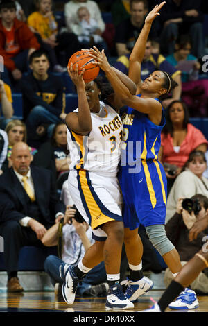 Mar 16, 2011 - Toledo, Ohio, Stati Uniti - centro di Toledo Yolanda Richardson (#33) è strettamente sorvegliato da Delaware avanti Danielle Parker (#12) durante la seconda metà di azione di gioco. Il Toledo Rockets, della Conferenza Mid-American, sconfitto il Delaware Blue galline, del Colonial Athletic Association, 58-55 nel primo round di gioco il 2011 donne nazionale del torneo Invitational essendo pla Foto Stock