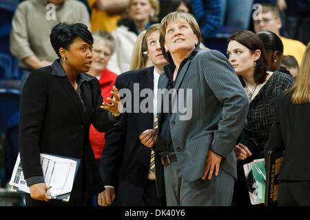 Mar 16, 2011 - Toledo, Ohio, Stati Uniti - Toledo head coach Tricia Cullop e il suo staff di coaching -- Nitra Perry (sinistra), Todd Mitmesser (centro), e Katie Griggs (destra) -- check out il tabellone di overhead per visualizzare il tempo rimanente della partita durante la seconda metà di azione di gioco. Il Toledo Rockets, della Conferenza Mid-American, sconfitto il Delaware Blue galline, dell'Atletica coloniale come Foto Stock