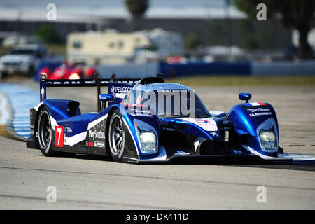 Mar 16, 2011 - Sebring, Florida, Stati Uniti - Peugeot pilota Anthony Davidson, dell'Inghilterra, unità 908 durante il test per la 12 Ore di Sebring. (Credito Immagine: © Rainier Ehrhardt/ZUMApress.com) Foto Stock