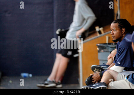 Mar 17, 2011 - Tampa, FL, Stati Uniti d'America - TP 334964 te raggi 4.EDMUND D. FONTANA | Orari.(03/17/2011 Tampa) Tampa Bay Rays sinistra fielder Manny Ramirez (24) è tenuto su un nuovo ruolo come hitter designato per il Tampa Bay Rays. Il Tampa Bay Rays ha giocato i New York Yankees nel Marzo 17, 2011 a George M. Steinbrenner Field a Tampa. [EDMUND D. FONTANA, volte] (credito Immagine: © San Pietroburgo Foto Stock