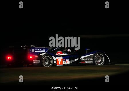 Mar 18, 2011 - Sebring, Florida, Stati Uniti - Il pilota Peugeot Alexander Wurz, dell'Austria, durante la notte la pratica per la 12 Ore di Sebring. (Credito Immagine: © Rainier Ehrhardt/ZUMA Press/Rainier Ehrhardt) Foto Stock