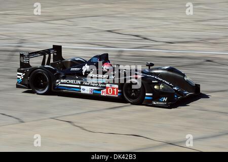 Mar 18, 2011 - Sebring, Florida, Stati Uniti - Highcroft Acura conducente Simon Pagenaud, della Francia, durante la pratica per la 12 Ore di Sebring. (Credito Immagine: © Rainier Ehrhardt/ZUMA Press/Rainier Ehrhardt) Foto Stock