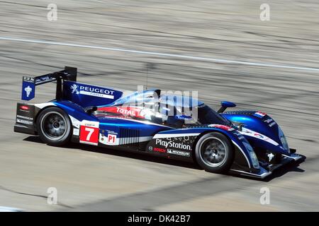 Mar 18, 2011 - Sebring, Florida, Stati Uniti - Il pilota Peugeot Marc Gene, di Spagna durante la pratica per la 12 Ore di Sebring. (Credito Immagine: © Rainier Ehrhardt/ZUMA Press/Rainier Ehrhardt) Foto Stock