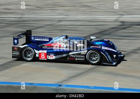 Mar 18, 2011 - Sebring, Florida, Stati Uniti - Il pilota Peugeot Stephane Sarrazin, della Francia, durante la pratica per la 12 Ore di Sebring. (Credito Immagine: © Rainier Ehrhardt/ZUMA Press/Rainier Ehrhardt) Foto Stock