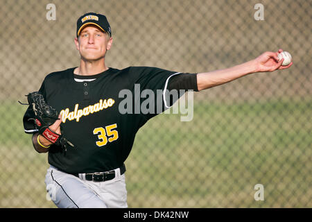 Mar 18, 2011 - Edwardsville, Illinois, Stati Uniti - Valparaiso lanciatore Tyler Deetjen (35) si riscalda prima di un Div.1 NCAA baseball gioco tra il Southern Illinois University Edwardsville Cougars e l Università di Valparaiso crociati su Roy Lee campo al complesso SimmonsCooper sul campus della Southern Illinois University Edwardsville in Edwardsville, Illinois. SIUE sconfitto VALPO 1 Foto Stock