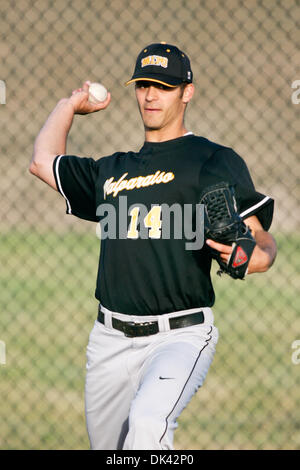 Mar 18, 2011 - Edwardsville, Illinois, Stati Uniti - Valparaiso lanciatore Kevin Upp (14) si riscalda nel bullpen durante un Div.1 NCAA baseball gioco tra il Southern Illinois University Edwardsville Cougars e l Università di Valparaiso crociati su Roy Lee campo al complesso SimmonsCooper sul campus della Southern Illinois University Edwardsville in Edwardsville, Illinois. SIUE defeate Foto Stock