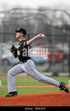 Mar 18, 2011 - Edwardsville, Illinois, Stati Uniti - Valparaiso lanciatore Tyler Deetjen (35) durante una Div.1 NCAA baseball gioco tra il Southern Illinois University Edwardsville Cougars e l Università di Valparaiso crociati su Roy Lee campo al complesso SimmonsCooper sul campus della Southern Illinois University Edwardsville in Edwardsville, Illinois. SIUE sconfitto VALPO 1-0. (Credito Foto Stock