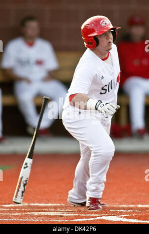 Mar 18, 2011 - Edwardsville, Illinois, Stati Uniti - SIUE catcher Brett Keeler (3) teste per la prima base durante una Div.1 NCAA baseball gioco tra il Southern Illinois University Edwardsville Cougars e l Università di Valparaiso crociati su Roy Lee campo al complesso SimmonsCooper sul campus della Southern Illinois University Edwardsville in Edwardsville, Illinois. SIUE sconfitto VALPO Foto Stock