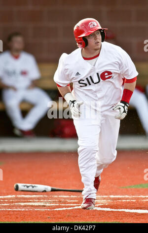 Mar 18, 2011 - Edwardsville, Illinois, Stati Uniti - SIUE catcher Brett Keeler (3) teste per la prima base durante una Div.1 NCAA baseball gioco tra il Southern Illinois University Edwardsville Cougars e l Università di Valparaiso crociati su Roy Lee campo al complesso SimmonsCooper sul campus della Southern Illinois University Edwardsville in Edwardsville, Illinois. SIUE sconfitto VALPO Foto Stock