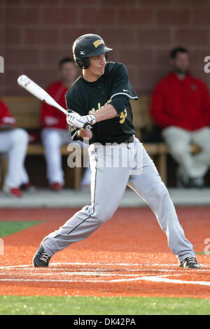 Mar 18, 2011 - Edwardsville, Illinois, Stati Uniti - Valparaiso Michael Morman (33) a bat durante un Div.1 NCAA baseball gioco tra il Southern Illinois University Edwardsville Cougars e l Università di Valparaiso crociati su Roy Lee campo al complesso SimmonsCooper sul campus della Southern Illinois University Edwardsville in Edwardsville, Illinois. SIUE sconfitto VALPO 1-0. (Cred Foto Stock