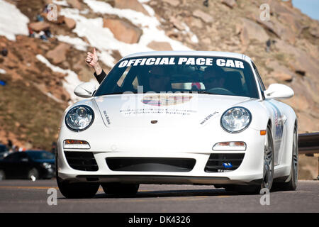 Colorado Springs, Colorado, Stati Uniti d'America. Il 26 giugno, 2011. Novembre 30, 2013: Attore Paul Walker aziona il ritmo Porsche auto fino Pikes Peak durante il 2011 Pikes Peak International Hill climb in Colorado Springs, Colorado. © csm/Alamy Live News Foto Stock