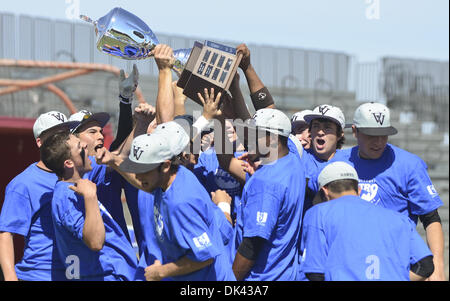 Mar 19, 2011 - Albuquerque, New Mexico, U.S. - Roberto E. Rosales.La vista Volcanoe Hawks celebrare vincendo il campionato della metropolitana torneo di baseball sconfiggendo Sandia Alta Scuola sabato pomeriggio al lobo campo. .Albuquerque, Nuovo Messico. (Credito Immagine: © Roberto E. Rosales/Albuquerque ufficiale/ZUMAPRESS.com) Foto Stock