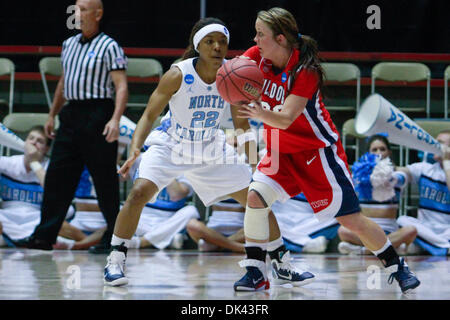 Mar 19, 2011 - Albuquerque, New Mexico, U.S - Fresno State University guard Taylor Thompson (#33) passando la palla a un compagno di squadra aperto. Università della Carolina del Nord conduce 40-36 a metà tempo contro Fresno State University in corrispondenza della fossa in Albuquerque, Nuovo Messico. (Credito Immagine: © lunga Nuygen/Southcreek globale/ZUMAPRESS.com) Foto Stock