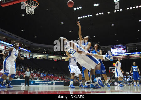 Mar 19, 2011 - Albuquerque, New Mexico, U.S - Hampton University in avanti Melanie Warner (#15) tenta di ottenere alcuni punti sul bordo mentre il Kentucky guard Maegan Conwright (#20) cade a terra. Wildcats 41-32 di piombo con 15:10 lasciato nel gioco in corrispondenza della fossa in Albuquerque, Nuovo Messico (credito Immagine: © lunga Nuygen/Southcreek globale/ZUMAPRESS.com) Foto Stock