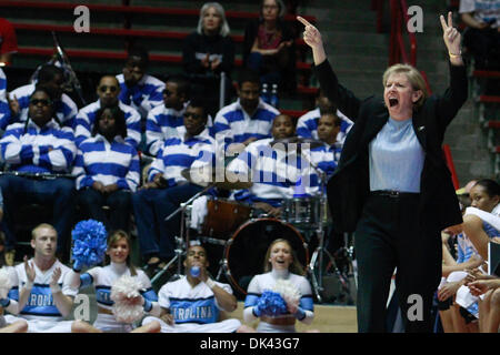 Mar 19, 2011 - Albuquerque, New Mexico, U.S - Università della Carolina del nord capo allenatore Sylvia Hatchell chiamando fuori a giocare. Il North Carolina Tar Heels spazzato il Raschino di Fresno membro Bulldogs nel primo round del torneo del NCAA. Carolina del Nord ha sconfitto Fresno membro 82-68 in corrispondenza della fossa in Albuquerque, Nuovo Messico. (Credito Immagine: © lunga Nuygen/Southcreek globale/ZUMAPRESS.com) Foto Stock