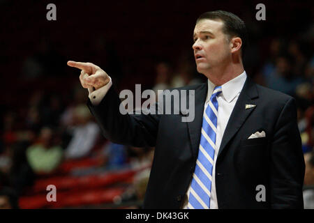 Mar 19, 2011 - Albuquerque, New Mexico, U.S - Università del Kentucky Head Coach Matthew Mitchell punti per aiutare i suoi giocatori sulla corte. Il Kentucky Wildcats sono stati in grado di tenere a bada il Hampton Lady pirati sul lavoro straordinario. Wildcats sconfitto la signora pirati 66-62 OT in corrispondenza della fossa in Albuquerque, Nuovo Messico. (Credito Immagine: © lunga Nuygen/Southcreek globale/ZUMAPRESS.com) Foto Stock