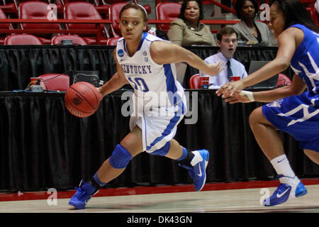 Mar 19, 2011 - Albuquerque, New Mexico, U.S - Università del Kentucky guard Bernisha Pinkett (#10) cercando di spostare la palla attorno alla corte. Il Kentucky Wildcats sono stati in grado di tenere a bada il Hampton Lady pirati in ore di lavoro straordinario. Wildcats sconfitto la signora pirati 66-62 OT in corrispondenza della fossa in Albuquerque, Nuovo Messico. (Credito Immagine: © lunga Nuygen/Southcreek globale/ZUMAPRESS.com) Foto Stock