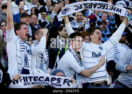 Mar 19, 2011 - Vancouver, British Columbia, Canada - Ventilatori allietare come il Whitecaps ha segnato un altro obiettivo Whitecaps sconfitto Toronto con un punteggio di 4-2 dopo la prima partita della stagione di sabato presso il campo impero. (Credito Immagine: © James Healey Southcreek/Global/ZUMAPRESS.com) Foto Stock