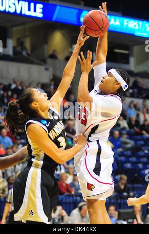 Mar 20, 2011 - Cincinnati, Ohio, Stati Uniti - Vanderbilt Commodores guard Elan marrone (30) blocchi Louisville Cardinali avanti Monique Reid (33). Louisville Cardinali portano il Vanderbilt Commodores 41-26 a metà nel Div. 1 NCAA primo round della donna di torneo di pallacanestro di gioco tra il Vanderbilt Commodores e il Louisville Cardinali a Cincinnati, OH. (Credito Immagine: © Scott DAV Foto Stock