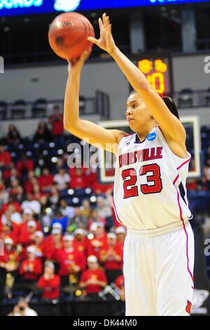 Mar 20, 2011 - Cincinnati, Ohio, Stati Uniti - Louisville Cardinali guard Shoni Schimmel (23) spara un tre. Louisville Cardinali portano il Vanderbilt Commodores 41-26 a metà nel Div. 1 NCAA primo round della donna di torneo di pallacanestro di gioco tra il Vanderbilt Commodores e il Louisville Cardinali a Cincinnati, OH. (Credito Immagine: © Scott Davis/Southcreek globale/ZUMAPRESS.com) Foto Stock