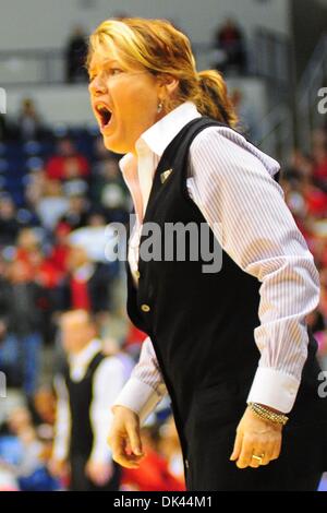 Mar 20, 2011 - Cincinnati, Ohio, Stati Uniti - Vanderbilt Commodores head coach Gabby Smith grida le istruzioni durante il gioco. Louisville Cardinali portano il Vanderbilt Commodores 41-26 a metà nel Div. 1 NCAA primo round della donna di torneo di pallacanestro di gioco tra il Vanderbilt Commodores e il Louisville Cardinali a Cincinnati, OH. (Credito Immagine: © Scott Davis/Southcreek Foto Stock