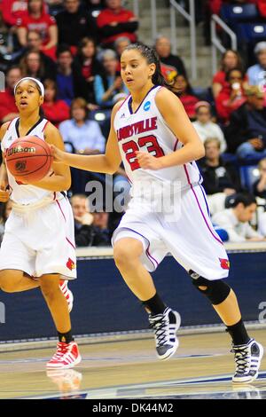 Mar 20, 2011 - Cincinnati, Ohio, Stati Uniti - Louisville Cardinali guard Shoni Schimmel (23) spinge la sfera di corte. Louisville Cardinali portano il Vanderbilt Commodores 41-26 a metà nel Div. 1 NCAA primo round della donna di torneo di pallacanestro di gioco tra il Vanderbilt Commodores e il Louisville Cardinali a Cincinnati, OH. (Credito Immagine: © Scott Davis/Southcreek globale/ZUMAP Foto Stock