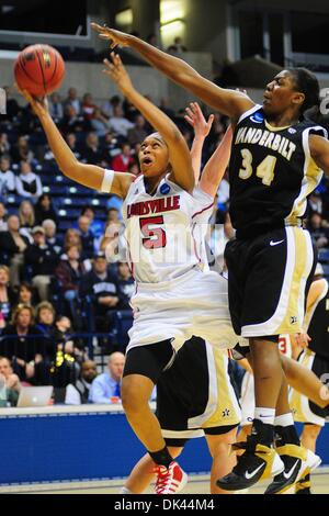 Mar 20, 2011 - Cincinnati, Ohio, Stati Uniti - Louisville Cardinali guard Charmaine Tay (5) trascina passato Vanderbilt Commodores avanti Tiffany Clarke (34). Louisville Cardinali portano il Vanderbilt Commodores 41-26 a metà nel Div. 1 NCAA primo round della donna di torneo di pallacanestro di gioco tra il Vanderbilt Commodores e il Louisville Cardinali a Cincinnati, OH. (Credito Immagine: © Foto Stock