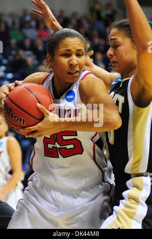 Mar 20, 2011 - Cincinnati, Ohio, Stati Uniti - Louisville Cardinali guard Tia Gibbs (25) scende forte con un rimbalzo. Louisville Cardinali sconfitto Vanderbilt Commodores 81-62 nel Div. 1 NCAA primo round della donna di torneo di pallacanestro di gioco tra il Vanderbilt Commodores e il Louisville Cardinali a Cincinnati, OH. (Credito Immagine: © Scott Davis/Southcreek globale/ZUMAPRESS.com) Foto Stock