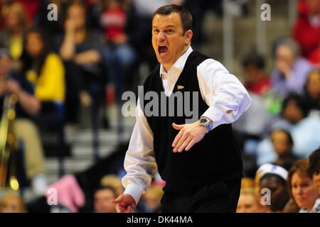 Mar 20, 2011 - Cincinnati, Ohio, Stati Uniti - Louisville Cardinali head coach Jeff Walz reagisce durante il gioco. Louisville Cardinali sconfitto Vanderbilt Commodores 81-62 nel Div. 1 NCAA primo round della donna di torneo di pallacanestro di gioco tra il Vanderbilt Commodores e il Louisville Cardinali a Cincinnati, OH. (Credito Immagine: © Scott Davis/Southcreek globale/ZUMAPRESS.com) Foto Stock