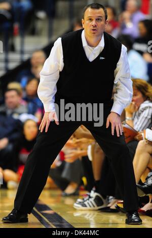 Mar 20, 2011 - Cincinnati, Ohio, Stati Uniti - Louisville Cardinali head coach Jeff Walz durante il gioco. Louisville Cardinali sconfitto Vanderbilt Commodores 81-62 nel Div. 1 NCAA primo round della donna di torneo di pallacanestro di gioco tra il Vanderbilt Commodores e il Louisville Cardinali a Cincinnati, OH. (Credito Immagine: © Scott Davis/Southcreek globale/ZUMAPRESS.com) Foto Stock