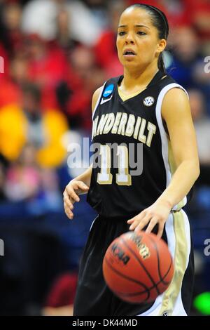 Mar 20, 2011 - Cincinnati, Ohio, Stati Uniti - Vanderbilt Commodores guard Jasmine Lister (11) durante il gioco. Louisville Cardinali sconfitto Vanderbilt Commodores 81-62 nel Div. 1 NCAA primo round della donna di torneo di pallacanestro di gioco tra il Vanderbilt Commodores e il Louisville Cardinali a Cincinnati, OH. (Credito Immagine: © Scott Davis/Southcreek globale/ZUMAPRESS.com) Foto Stock