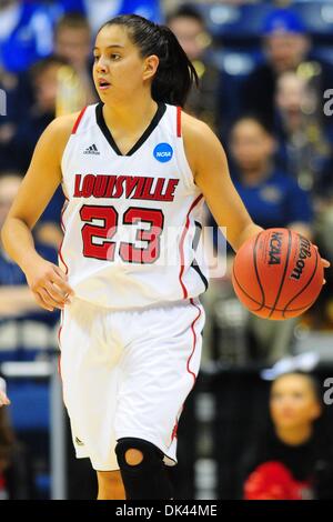 Mar 20, 2011 - Cincinnati, Ohio, Stati Uniti - Louisville Cardinali guard Shoni Schimmel (23) porta la palla fino corte. Louisville Cardinali sconfitto Vanderbilt Commodores 81-62 nel Div. 1 NCAA primo round della donna di torneo di pallacanestro di gioco tra il Vanderbilt Commodores e il Louisville Cardinali a Cincinnati, OH. (Credito Immagine: © Scott Davis/Southcreek globale/ZUMAPRESS.com) Foto Stock