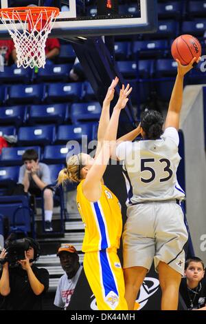 Mar 20, 2011 - Cincinnati, Ohio, Stati Uniti - Xavier moschettieri centro Ta'Shia Phillips (53) va forte al cestello. Div.1 NCAA primo round della donna di torneo di pallacanestro di gioco tra Xavier Moschettieri e il South Dakota State Jackrabbits a Cincinnati, OH. (Credito Immagine: © Scott Davis/Southcreek globale/ZUMAPRESS.com) Foto Stock