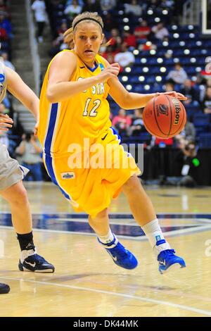 Mar 20, 2011 - Cincinnati, Ohio, Stati Uniti - South Dakota State Jackrabbits guard Tara Heiser (12) rigidi di corsia nel primo semestre. Div.1 NCAA primo round della donna di torneo di pallacanestro di gioco tra Xavier Moschettieri e il South Dakota State Jackrabbits a Cincinnati, OH. (Credito Immagine: © Scott Davis/Southcreek globale/ZUMAPRESS.com) Foto Stock