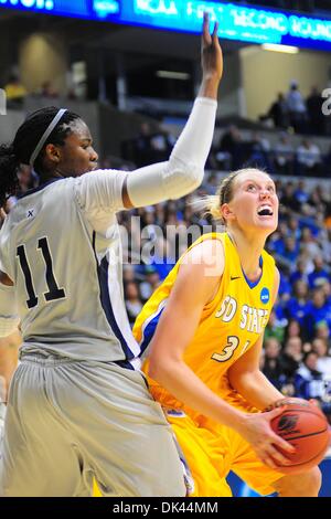 Mar 20, 2011 - Cincinnati, Ohio, Stati Uniti - Dakota del Sud dello stato di avanzamento Jackrabbits Jennie Sunnarborg (31) cerca di andare oltre Xavier moschettieri avanti Ambra Harris (11) durante la prima metà. Div.1 NCAA primo round della donna di torneo di pallacanestro di gioco tra Xavier Moschettieri e il South Dakota State Jackrabbits a Cincinnati, OH. (Credito Immagine: © Scott Davis/Southcreek Glob Foto Stock