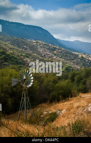 Mulino a vento nelle colline di seguito re minerali, Tulare County, California Foto Stock