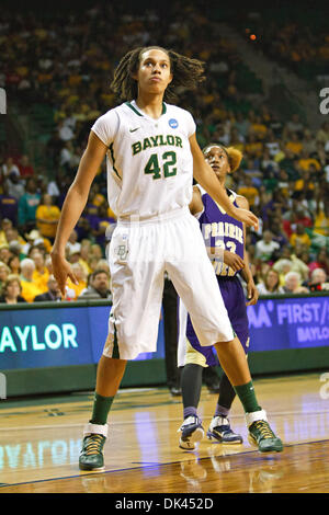 Mar 20, 2011 - Waco, Texas, USA - Baylor porta Post Brittney Griner (42) torri oltre il suo avversario durante il round di apertura del NCAA Division 1 donne campionato di pallacanestro. A metà, Baylor conduce Prairie View A&M 36-8 presso il centro di Ferrell. (Credito Immagine: © Andrew Dieb/Southcreek globale/ZUMAPRESS.com) Foto Stock