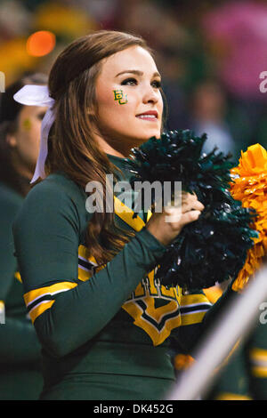 Mar 20, 2011 - Waco, Texas, USA - Baylor Bears Cheerleaders durante il round di apertura del NCAA Division 1 donne campionato di pallacanestro. A metà, Baylor conduce Prairie View A&M 36-8 presso il centro di Ferrell. (Credito Immagine: © Andrew Dieb/Southcreek globale/ZUMAPRESS.com) Foto Stock