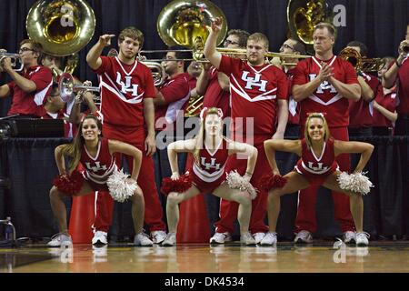 Mar 20, 2011 - Waco, Texas, USA - Houston Cougars Cheerleaders e banda eseguire durante il round di apertura del NCAA Division 1 donne campionato di pallacanestro. West Virginia sconfigge Houston 79-73 presso il centro di Ferrell. (Credito Immagine: © Andrew Dieb/Southcreek globale/ZUMAPRESS.com) Foto Stock