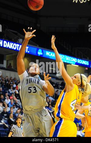 Mar 20, 2011 - Cincinnati, Ohio, Stati Uniti - Xavier moschettieri centro TA'SHIA Phillips (53) va forte al cestello. Il Saverio moschettieri sconfitto South Dakota State Jackrabbits 72-56 nel Div.1 NCAA primo round della donna di torneo di pallacanestro di gioco. (Credito Immagine: © Scott Davis/Southcreek globale/ZUMAPRESS.com) Foto Stock