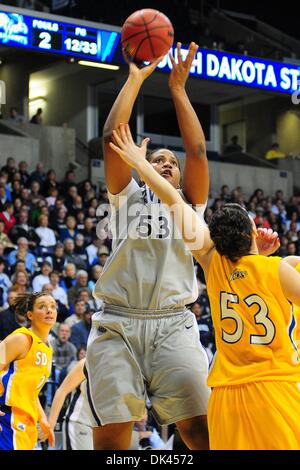 Mar 20, 2011 - Cincinnati, Ohio, Stati Uniti - Xavier moschettieri centro Ta'Shia Phillips (53) spara su Dakota del Sud dello stato di avanzamento Jackrabbits Hannah Strop (53). Xavier moschettieri sconfitto South Dakota State Jackrabbits 72-56 nel Div.1 NCAA primo round della donna di torneo di pallacanestro di gioco tra Xavier Moschettieri e il South Dakota State Jackrabbits a Cincinnati, OH. (Credi Foto Stock