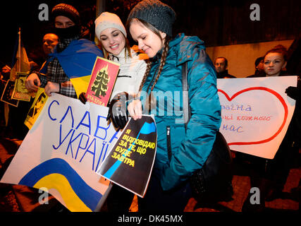 Praga, Repubblica Ceca. 2° dic, 2013. Circa un centinaio di persone si è riunito al di fuori dell'ambasciata ucraina a Praga Repubblica Ceca, stasera su Dicembre 2nd, 2013, per esprimere sostegno ai manifestanti contro il presidente ucraino Viktor Yanukovych e hanno chiamato sull'Ambasciatore ucraino Borys Zaychuk a condannare la violenza nei confronti dei dimostranti a Kiev e a rassegnare le dimissioni. Credito: Roman Vondrous/ CTK foto/Alamy Live News Foto Stock