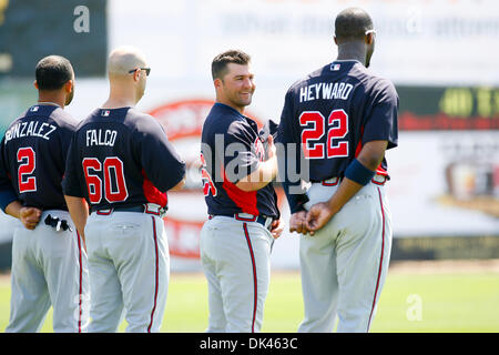 Mar 24, 2011 - Dunedin, Florida, Stati Uniti - Atlanta Braves diritto fielder Jason Heyward (22) andAtlanta Braves secondo baseman Dan Uggla (26) stand durante l'inno nazionale prima di un pompelmo League Spring Training gioco al Florida Auto Exchange Stadium. (Credito Immagine: © Luca Johnson/Southcreek globale/ZUMApress.com) Foto Stock