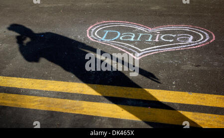 Mar 25, 2011 - Pete, Florida, Stati Uniti - Come Danica Patrick celebra un compleanno oggi, una ventola ha scritto il suo nome in gesso sulla strada di fronte a Danica Patrick merce rimorchio come frequentatori di gara fanno la loro strada per il giorno di apertura della Honda Grand Prix di San Pietroburgo. (Credito Immagine: © San Pietroburgo volte/ZUMAPRESS.com) Foto Stock